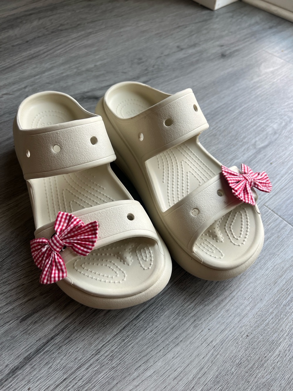Crocs Classic Crush Sandal Bone
Beige .